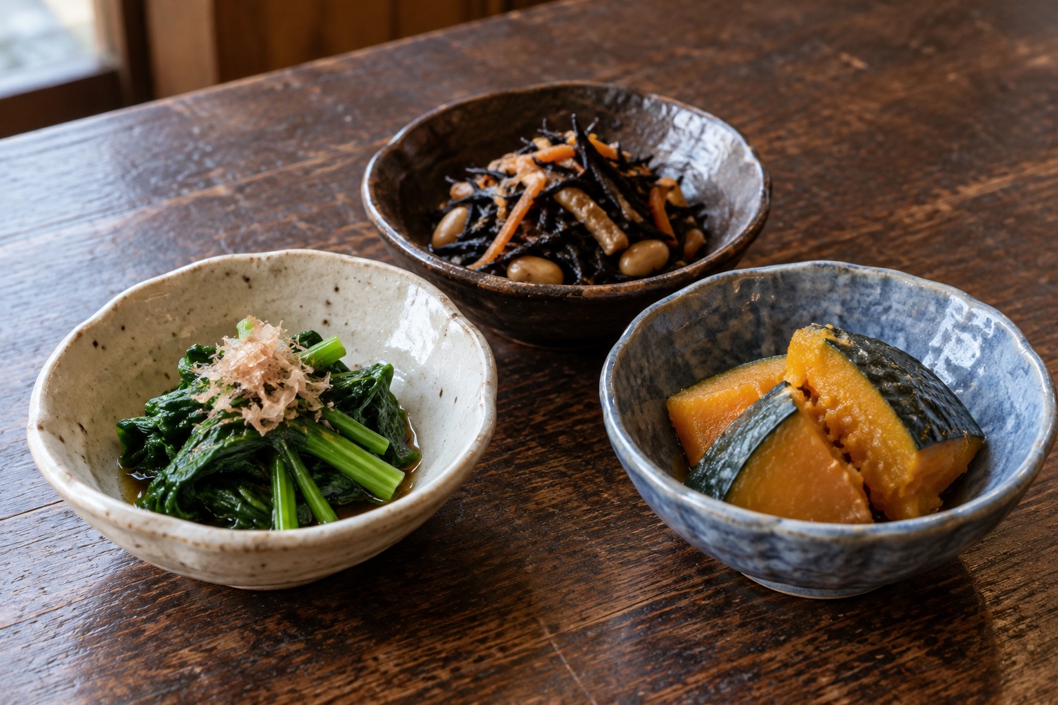 ほうれん草・ひじき・かぼちゃを三つの小鉢に盛ったイメージ